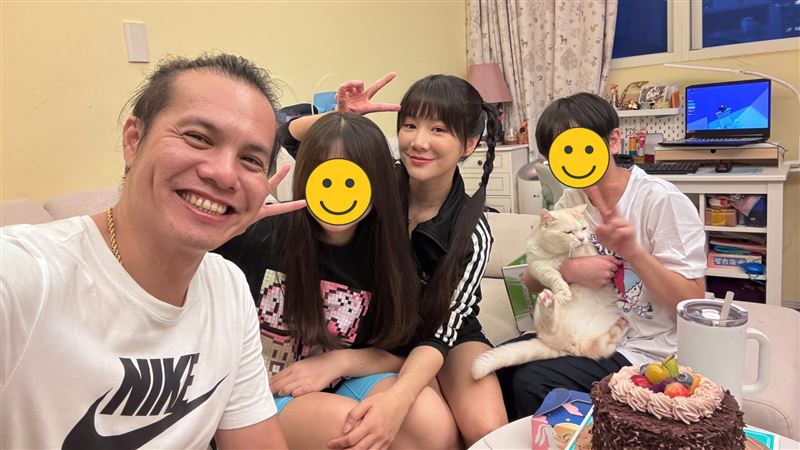 張正偉（左）與鄭詩婷夫妻如今相處和樂。（圖／翻攝自臉書）