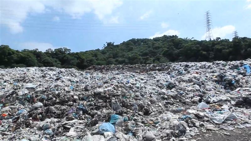 大里垃圾掩埋場容量已滿，仍堆置多達34萬噸的垃圾山，預計2042年才能燒完。(圖／台中市議會民進黨團提供)