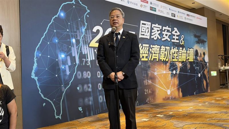 高雄興達電廠新2號機組氣爆,火光竄天,幸未影響供電安全,經濟部長龔明鑫強調:全面檢查與監督,確保新機組安全上線。(圖/記者師瑞德攝影)