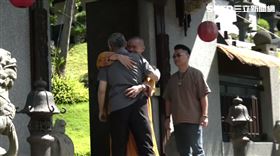 柯文哲到「宏願大千世界」，法師出面迎接，兩人緊抱。（圖／翻攝畫面）