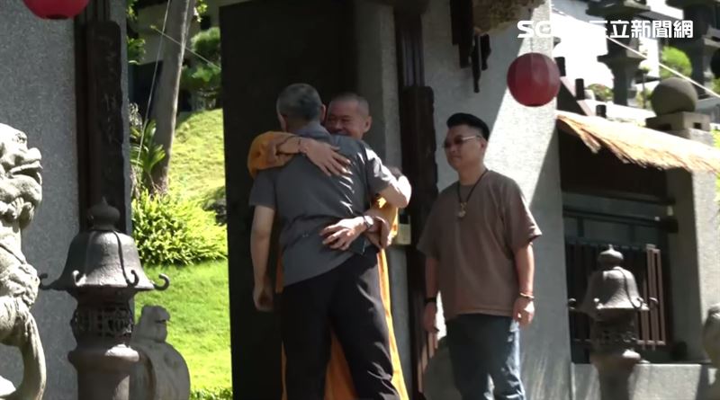 柯文哲到「宏願大千世界」，法師出面迎接，兩人緊抱。（圖／翻攝畫面）