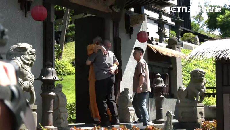 柯文哲到「宏願大千世界」，法師出面迎接，兩人緊抱。（圖／翻攝畫面）