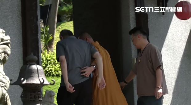 柯文哲到「宏願大千世界」，法師出面迎接，兩人緊抱後一起走進去。（圖／翻攝畫面）