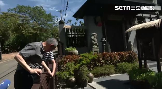 柯文哲到「宏願大千世界」，自己開門進入。（圖／翻攝畫面）