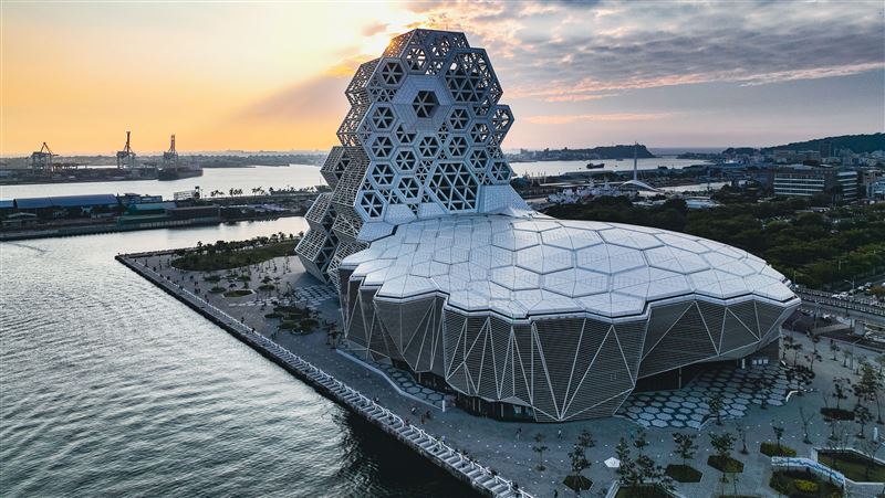 高雄愛河口驚見男性浮屍…身上帶有1物