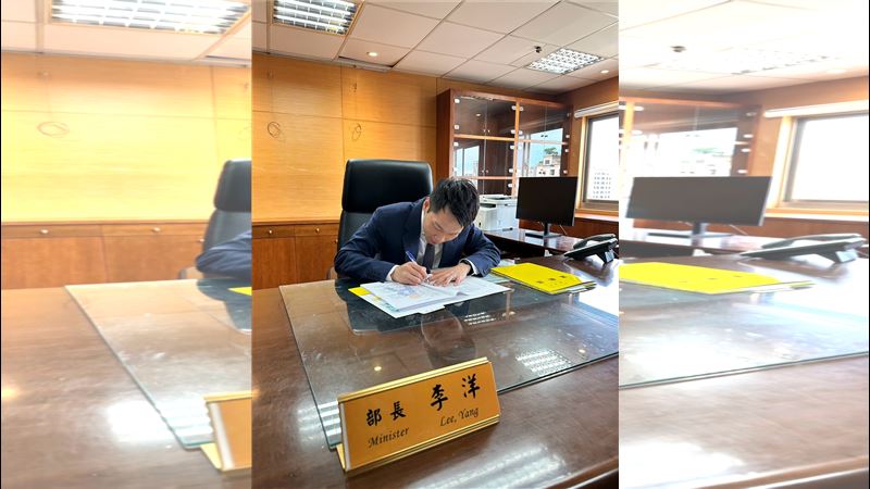 運動部首任部長李洋批了第一份公文。（圖／翻攝自李洋臉書）