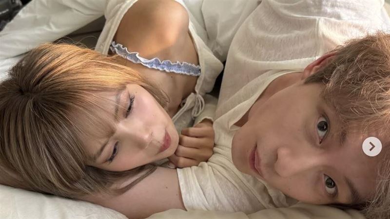 才與Lisa躺床！坂口健太郎爆秘戀粉絲哀嚎