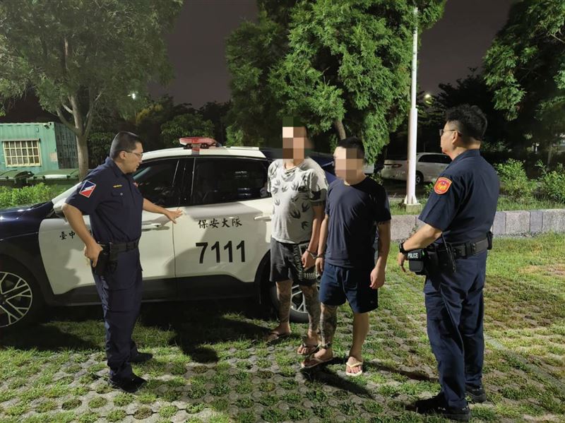 林男受檢時心虛謊報身分證，蔡男趁機踩油門想逃，員警秒拔槍壓制。（圖／翻攝畫面）