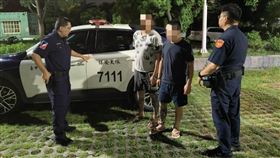 台中警匪肉搏戰！2男心虛「踩油門想逃」警秒拔槍壓制　民眾直擊嚇傻