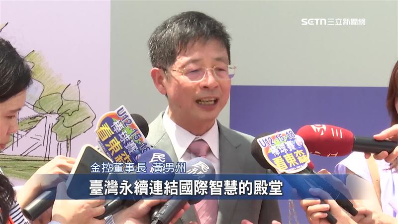 玉山金控董事長黃南洲（圖）說明捐建永續講堂的三大願景