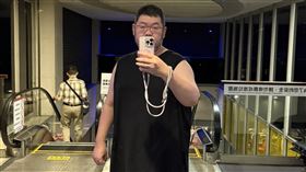 四叉貓直呼，不知道是不是心理作用，忽然覺得手上的iPhone16充電時發熱好燙，它是不是催促我要趕快去換17...（圖／翻攝自四叉貓臉書）
