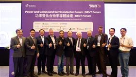 鴻海研究院攜手 SEMICON Taiwan 舉辦「NExT Forum 2025」，聚焦功率與光電半導體應用，國際大廠齊聚台北，共同剖析 AI 伺服器能源效率與高速傳輸新挑戰。論壇吸引 TI、Infineon、Broadcom 等全球半導體巨頭與市調機構 Yole 參與，探討生成式 AI 帶來的能源轉換、熱管理與矽光子高速互聯的最新發展。（圖／鴻海提供）