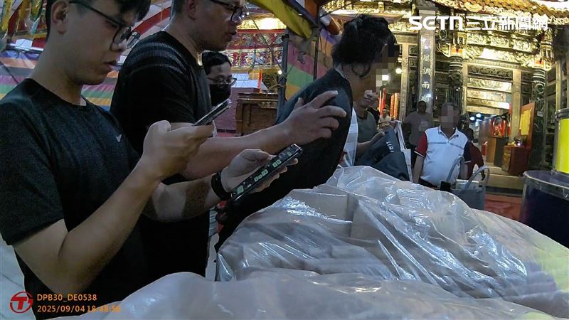 詐團成員超囂張,約在大甲鎮瀾宮面交贓款,遭警方逮捕。(圖/翻攝畫面)