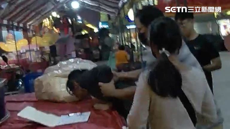 詐團成員約在大甲鎮瀾宮前收贓款,遭警方逮捕。(圖/翻攝畫面)