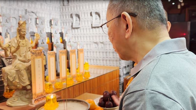 柯文哲還是去祭拜柯爸，上香哽咽哭了。（圖／民眾黨提供）