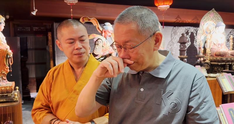 柯文哲還是去祭拜柯爸，上香哽咽哭了。（圖／民眾黨提供）