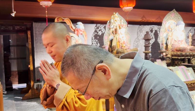 柯文哲還是去祭拜柯爸，上香哽咽哭了。（圖／民眾黨提供）