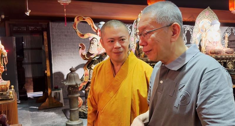 柯文哲還是去祭拜柯爸，上香哽咽哭了。（圖／民眾黨提供）