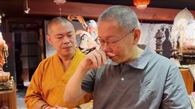 柯文哲還是去祭拜柯爸，上香哽咽哭了。（圖／民眾黨提供） 