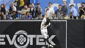 小塔提斯（Fernando Tatis Jr.）美技接回2分砲。（圖／路透社／達志影像）