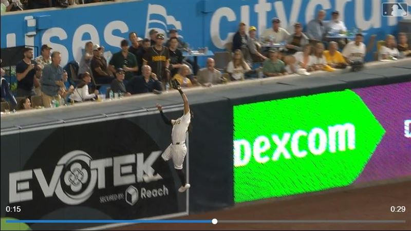 小塔提斯(Fernando Tatis Jr.)美技接回2分砲。(圖/翻攝自MLB官網)