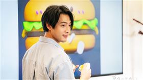 連晨翔劇中原本在連鎖早餐集團上班，卻因表現太好遭人陷害。(圖／TVBS提供）