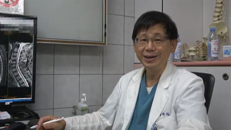 神經外科主治醫師李偉裕表示，患者因長期吃左手香導致神經受損。(圖／大甲李綜合醫院提供)
