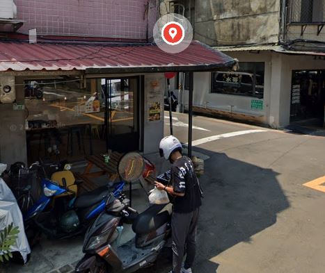 一名網友在台北大安區一間美式餐廳用餐時，目睹一對男女激烈爭吵，妹子剛喪夫，一名男子卻頻頻邀約女子約會，甚至說出：「你就是我的女主角啦，就算你老公沒死齁，我還是會約你啦！」（圖／翻攝自Google地圖）