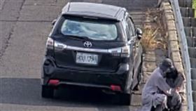 情緒崩潰⋯2女子「急停國道路肩」蹲路邊哭泣！警奔現場安撫護送離開