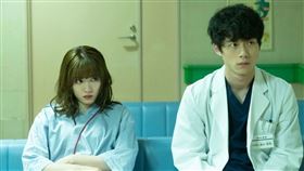 坂口健太郎爆出劈腿對象，正是合作多次的永野芽郁。（圖／翻攝自劇照）