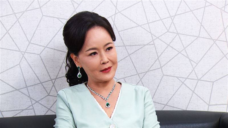 岳虹飾演大集團董事長「蕭秀春」，霸道、強勢又自私。（圖／三立提供）