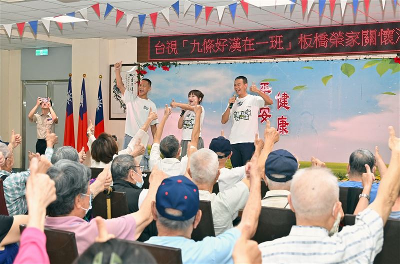 阿夫（左起）、雲朵、孫綻帶著榮民們歌唱。(圖／台視提供）