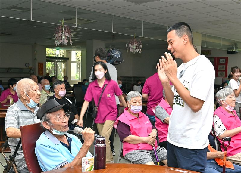 孫綻與榮民們溫馨互動。(圖／台視提供)