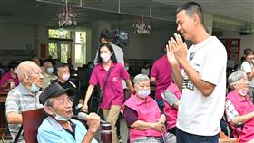 孫綻與榮民們溫馨互動。(圖／台視提供)
