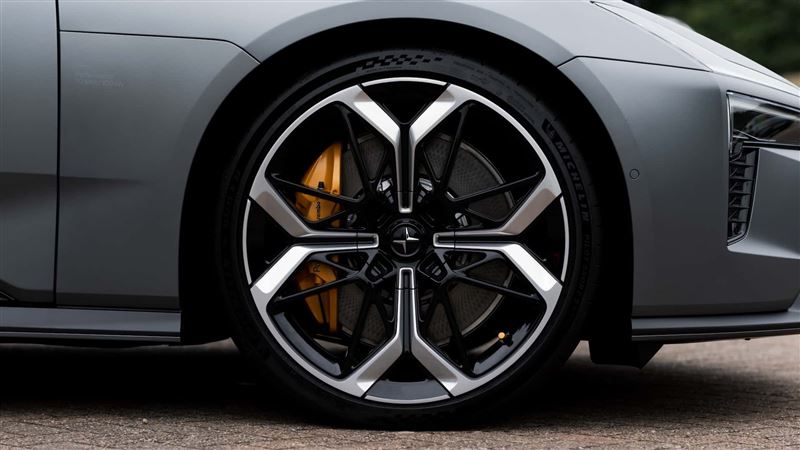 Brembo四活塞卡鉗與輕量化雙片式碟盤。（翻攝Polestar網站）