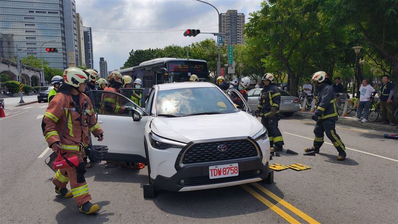 公車追撞多元計程車現場搶救過程。（圖／記者莊淇鈞攝影）