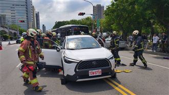 獨／板橋車站前２車追撞3人困　搶救直擊