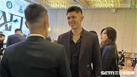 新竹攻城獅總經理張樹人在TPBL選秀會後特別跑來跟梁瀚寒喧握手。（圖／記者蔡厚瑄攝影）