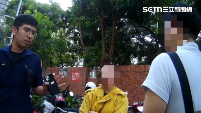 警方到場後，雙方餘氣未消，讓員警尷尬扮演和事佬。（圖／翻攝畫面）