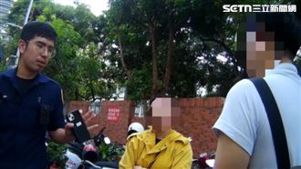 小19歲女友扯衣咆哮、機車倒地！路人看傻