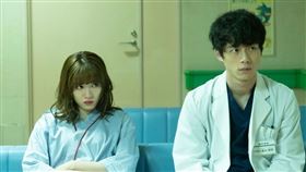 坂口健太郎爆出劈腿對象，正是合作多次的永野芽郁。（圖／翻攝自劇照）