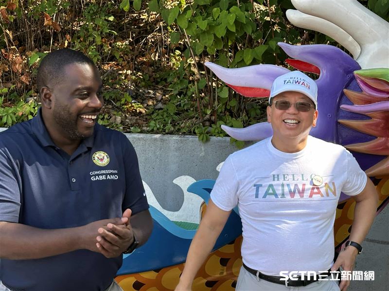 （圖左）眾議員Gabe Amo，年輕時曾在羅德島台灣日活動主辦方所經營的餐館工作，他表示，因為這段經歷讓他對台灣文化產生了特殊的理解與認同。（圖／受訪者提供）