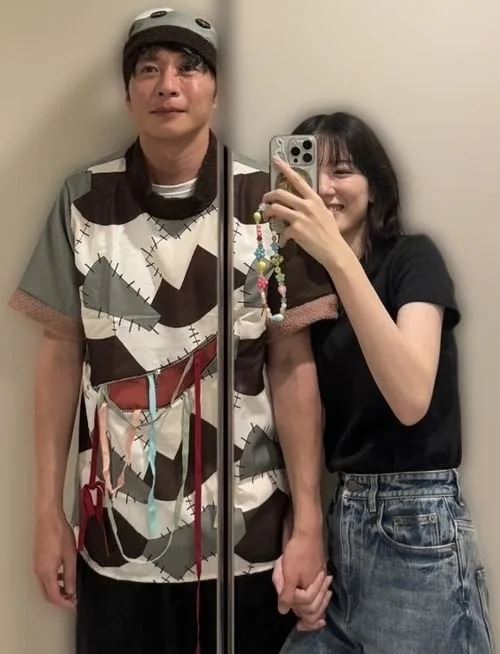 永野芽郁先前流出與田中圭牽手自拍照。（圖／翻攝自X）