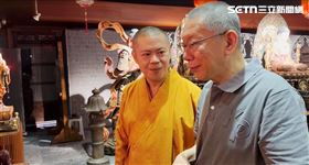 柯文哲到桃園禪寺祭拜柯爸牌位。（圖／翻攝畫面）