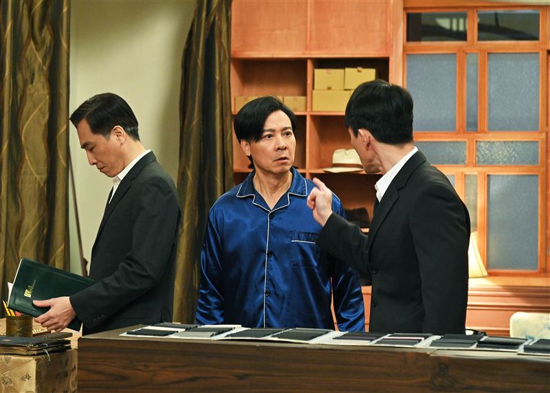 尹昭德（中）劇中陷入「盜賣國寶」疑雲。（圖／台視提供）