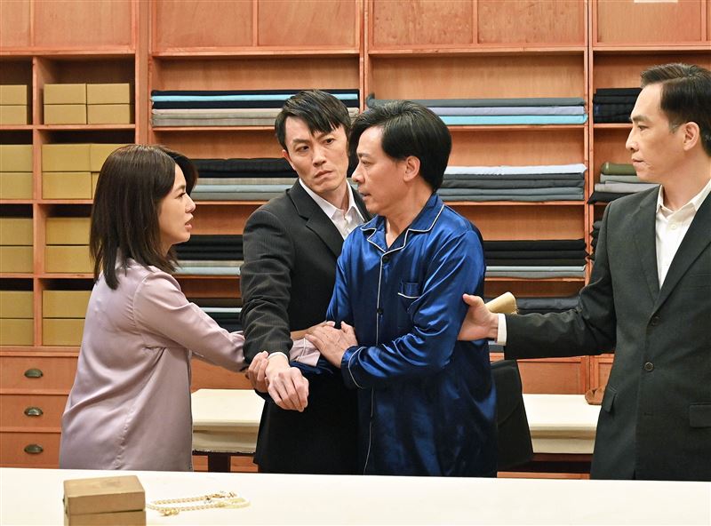 黃瑄（左）劇中為救夫上演拉扯戲碼。（圖／台視提供）