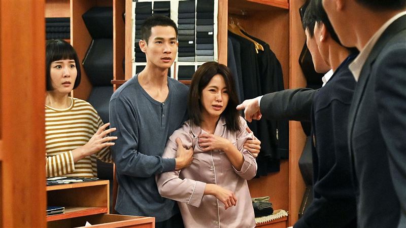 台8女星「老公」被押走！激動拉扯竟見血