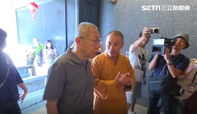 柯文哲到桃園蘆竹「宏願大千世界」祭拜父親牌位。（圖／翻攝畫面）