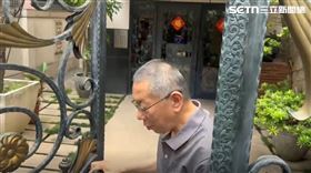 柯文哲到桃園祭拜柯爸牌位後，返回台北家中。（圖／翻攝畫面）