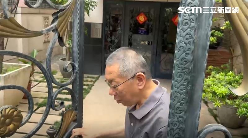 柯文哲到桃園祭拜柯爸牌位後，返回台北家中。（圖／翻攝畫面）